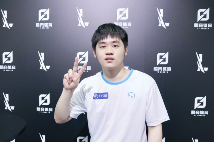 更折射出他 更折射出他